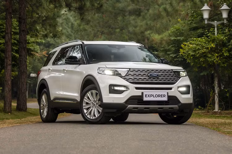 Không chỉ Toyota Land Cruiser, phân khúc SUV cỡ lớn còn có thêm một đại diện khác xuất hiện trong top 10, đó là Ford Explorer. Doanh số của mẫu xe Mỹ này đạt 28 chiếc, tăng nhẹ 7,6%. Trong nhiều tháng qua, hãng Ford đã liên tục áp dụng giá ưu đãi 1,999 tỷ đồng cho Explorer, giảm 100 triệu.