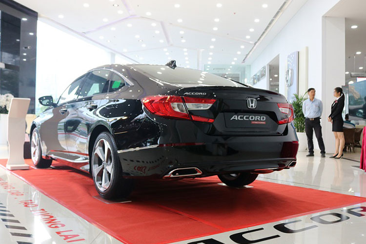 Bên cạnh giá niêm yết cao, lên đến 1,319 tỷ đồng, và chỉ có 1 phiên bản, Honda Accord còn bán kém vì đã lâu chưa được nâng cấp về mặt thiết kế hay trang bị. Sự thất thế của phân khúc sedan hạng trung ở thị trường Việt Nam cũng là một phần nguyên nhân khiến mẫu xe này thường xuyên dẫn đầu top 10 ôtô bánế nhất Việt Nam.
