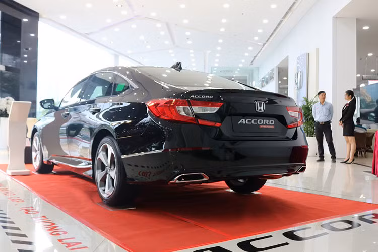 Bên cạnh giá niêm yết cao, lên đến 1,319 tỷ đồng, và chỉ có 1 phiên bản, Honda Accord còn bán kém vì đã lâu chưa được nâng cấp về mặt thiết kế hay trang bị. Sự thất thế của phân khúc sedan hạng trung ở thị trường Việt Nam cũng là một phần nguyên nhân khiến mẫu xe này thường xuyên dẫn đầu top 10 ôtô bánế nhất Việt Nam.