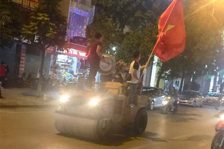 Ngoài chiếc xe cứu thương cũng cấp tốc đưa những cổ động viên máu lửa lên phố cổ vũ và ăn mừng cho chiến thắng của đội tuyển U23 Việt Nam. Thậm chí còn cả xe lu cũng xuất hiện trên phố để diễu hành.