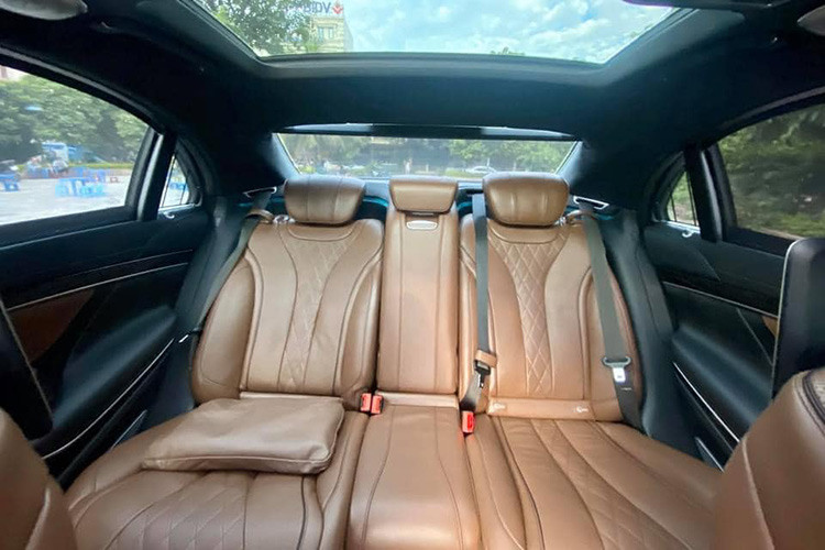 Một số chức năng an toàn của xe có thể kể ra như phanh tự động, cảnh báo điểm mù, cảnh báo chệch làn, camera 360 độ phân giải cao, camera hồng ngoại hỗ trợ ban đêm... Đặc biệt là gói trang bị PRE-SAFE giảm thiểu mức độ nghiêm trọng khi xảy ra va chạm, bảo đảm an toàn cho hành khách trên xe bằng cách căng dây đai an toàn, điều chỉnh độ cao tựa đầu (tránh trấn thương đầu/cổ), tự động đóng các cửa sổ và cửa nóc...