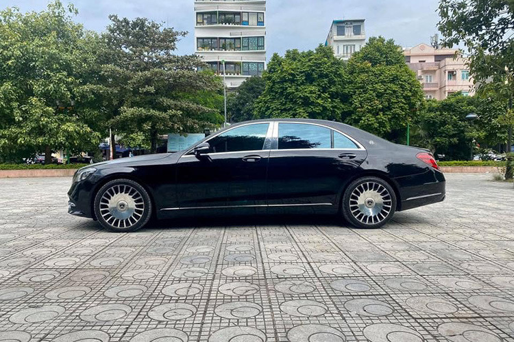 Chiếc Mercedes-Maybach S400 4Matic đời 2017 trong bài viết này được chủ nhân đăng ký năm 2018 và mới được một chủ nhân ở Hà Nội chào bán trên sàn xe cũ. Theo người bán quảng cáo thì chiếc xe sang này được sử dụng khá ít, các chi tiết còn nguyên bản... Về thiết kế, Maybach S400 sở hữu chiều dài 5.457 mm, rộng 1.899 mm và cao 1.498 mm. So với bản tiên chuẩn, nó dài hơn khoảng 200 mm.