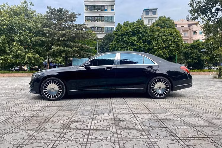 Chiếc Mercedes-Maybach S400 4Matic đời 2017 trong bài viết này được chủ nhân đăng ký năm 2018 và mới được một chủ nhân ở Hà Nội chào bán trên sàn xe cũ. Theo người bán quảng cáo thì chiếc xe sang này được sử dụng khá ít, các chi tiết còn nguyên bản... Về thiết kế, Maybach S400 sở hữu chiều dài 5.457 mm, rộng 1.899 mm và cao 1.498 mm. So với bản tiên chuẩn, nó dài hơn khoảng 200 mm.