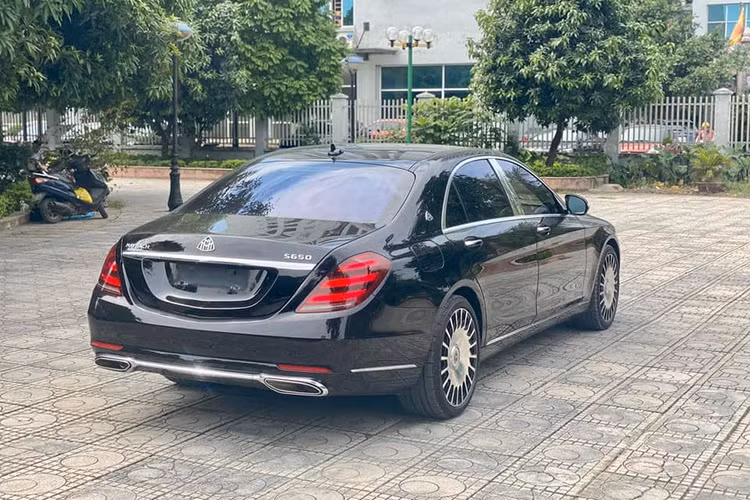 Cụm đèn trước của xe được làm mới với 3 dải LED chiếu sáng ban ngày, cũng như được trang bị công nghệ Multi-Beam LED có tính năng bật/tắt tự động và gia tăng tầm chiếu xa. Mặt ca lăng cũng như hốc hút gió sử dụng nhiều hơn chất liệu chrome bóng tăng cảm giác xa xỉ cho ngoại thất. 