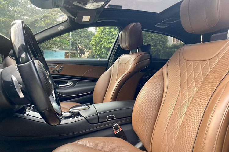Với chiều dài tới 5,46m cùng trục cơ sở 3,37m, hành khách ở hàng ghế sau có thể tận hưởng chuyến hành trình một cách thoải mái nhất. Ghế ở hàng sau là loại thương gia, tích hợp massage, đệm từ bắp chân cũng như hai bàn làm việc gập cơ. Bên cạnh đó là ngăn đựng ly với 2 ly champagne bằng bạc. Hai màn hình HD gắn trên tựa đầu ghế trước phục vụ giải trí và điều chỉnh nhiều chức năng của xe.