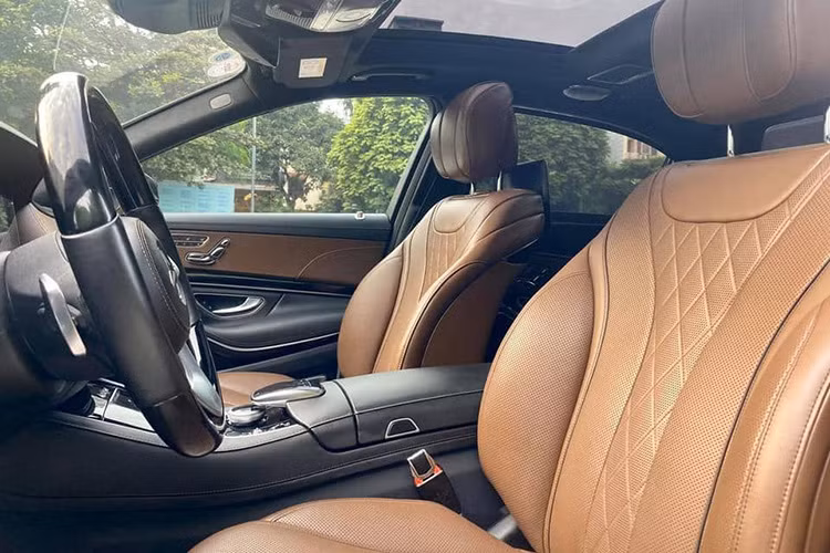 Với chiều dài tới 5,46m cùng trục cơ sở 3,37m, hành khách ở hàng ghế sau có thể tận hưởng chuyến hành trình một cách thoải mái nhất. Ghế ở hàng sau là loại thương gia, tích hợp massage, đệm từ bắp chân cũng như hai bàn làm việc gập cơ. Bên cạnh đó là ngăn đựng ly với 2 ly champagne bằng bạc. Hai màn hình HD gắn trên tựa đầu ghế trước phục vụ giải trí và điều chỉnh nhiều chức năng của xe.