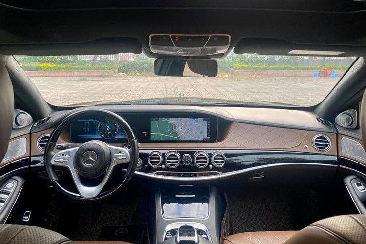Không gian nội thất của chiếc xe mang vẻ xa hoa lộng lẫy đúng chất siêu sang. Phần vô lăng có đôi chút khác biệt so với thế hệ trước, mang thiết kế 3 chấu năng động và thanh thoát hơn, tích hợp thêm nút điều khiển cảm ứng. Màn hình trung tâm cho cảm giác liền mạch với bảng đồng hồ và sở hữu độ phân giải HD sắc nét.