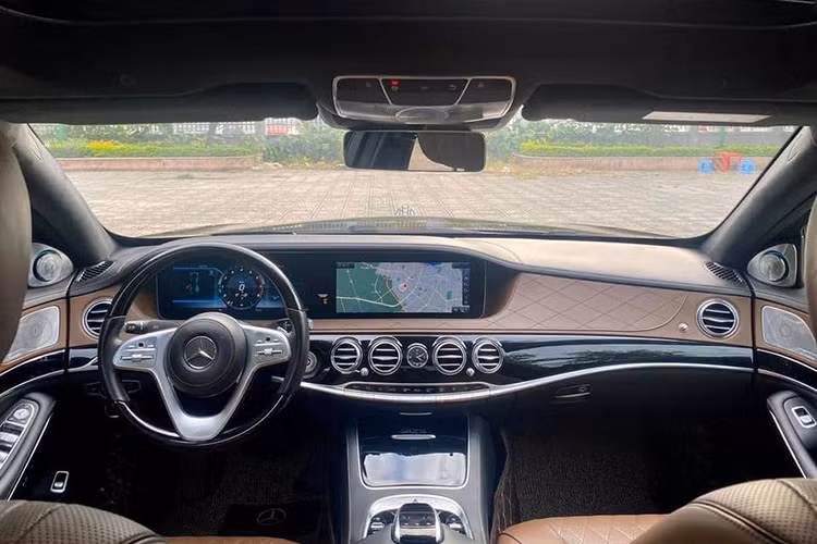 Không gian nội thất của chiếc xe mang vẻ xa hoa lộng lẫy đúng chất siêu sang. Phần vô lăng có đôi chút khác biệt so với thế hệ trước, mang thiết kế 3 chấu năng động và thanh thoát hơn, tích hợp thêm nút điều khiển cảm ứng. Màn hình trung tâm cho cảm giác liền mạch với bảng đồng hồ và sở hữu độ phân giải HD sắc nét.