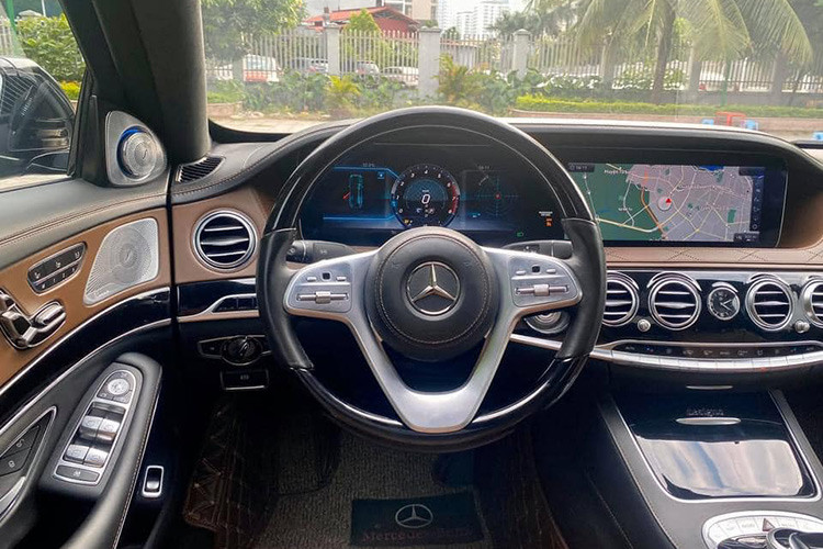 Hệ thống giải trí đa phương tiện của Mercedes-Maybach S450 hỗ trợ kết nối Apple CarPlay và Android Auto, kết hợp cùng bộ loa vòm Burmester với 26 loa, công suất 1590W tạo nên một không gian giải trí chất lượng cao ngay trong khoang xe.