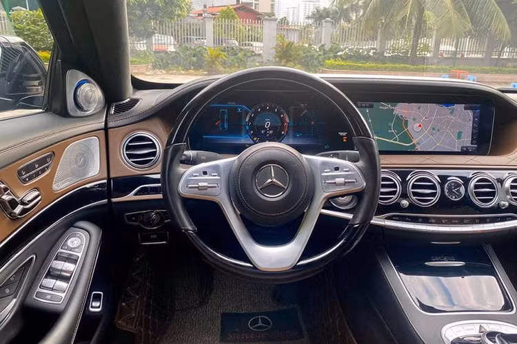 Hệ thống giải trí đa phương tiện của Mercedes-Maybach S450 hỗ trợ kết nối Apple CarPlay và Android Auto, kết hợp cùng bộ loa vòm Burmester với 26 loa, công suất 1590W tạo nên một không gian giải trí chất lượng cao ngay trong khoang xe.