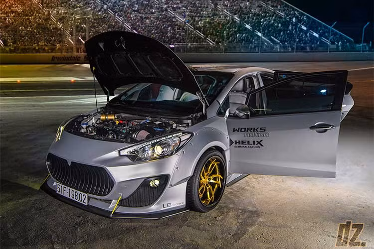 Ngoài ra, chủ nhân còn nâng cấp hệ thống treo với các phuộc thể thao cứng vững hơn, hệ thống xả có thể điều chỉnh tiếng pô, lọc gió K&amp;N, bộ đánh lửa NGK cho hiệu quả đánh lửa tốt hơn và bộ xử lý RaceChip cho phép điều chỉnh mức đáp ứng chân ga.