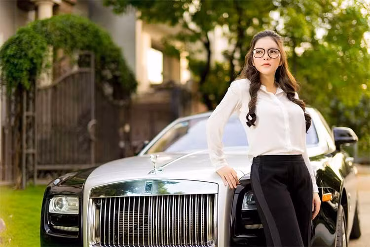 Với biệt danh "kiều nữ", Lỹ Nhã Kỳ không chỉ sở hữu biệt thự dát vàng, du thuyền, thương hiệu triệu đô,... mà cô còn sở hữu cả những chiếc siêu xe bạc tỷ. Đặc biệt, trong dàn "xế hộp" của mình, cô thường xuyên sử dụng xe sang Rolls-Royce Ghost 40 tỷ để làm phương tiện đi lại hàng ngày.