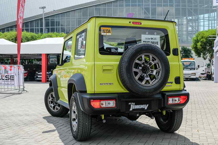 Tại thị trường Philippines, xe được chia thành 3 bản trang bị là GL M/T, GL A/T và GLX. Giá xe Suzuki Jimny 2019 tương ứng của 3 phiên bản này là từ 975.000 Peso (433 triệu đồng), 1.035.000 Peso (459 triệu đồng) và 1.085.000 Peso (481 triệu đồng).