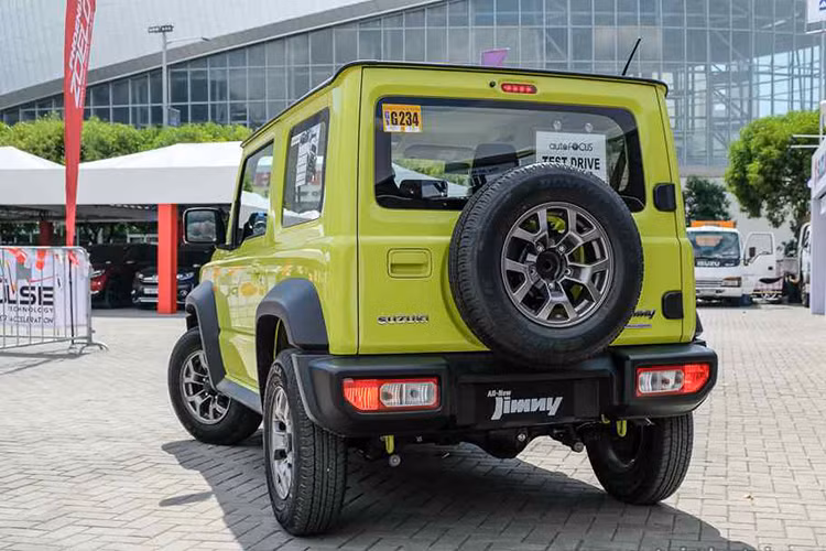 Tại thị trường Philippines, xe được chia thành 3 bản trang bị là GL M/T, GL A/T và GLX. Giá xe Suzuki Jimny 2019 tương ứng của 3 phiên bản này là từ 975.000 Peso (433 triệu đồng), 1.035.000 Peso (459 triệu đồng) và 1.085.000 Peso (481 triệu đồng).