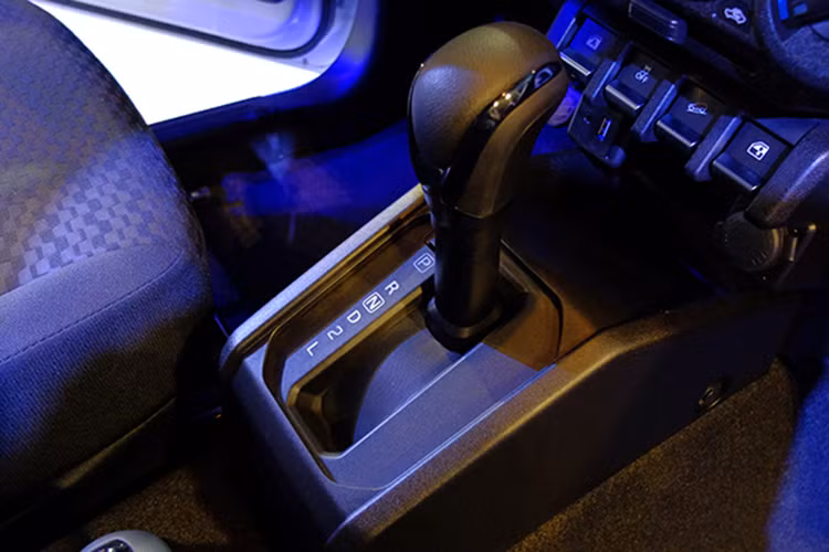 Xe sở hữu khung gầm hình thang bằng thép mạ kẽm. Gắn trên 2 đầu của khung gầm là hệ thống treo 3 liên kết rắn chắc, mang đến độ bám đường tốt hơn khi chạy off-road và lò xo hành trình dài đảm bảo cảm giác thoải mái hơn. Trang bị an toàn của xe như hệ thống cân bằng điện tử, hỗ trợ khởi hành ngang dốc, hỗ trợ đổ đèo và khóa vi sai chống trượt dựa trên phanh...