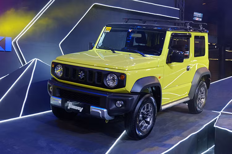Suzuki Jimny 2019 đã chính thức được giới thiệu tại thị trường Philippines vào hôm thứ sáu, ngày 8/3/2019, vừa qua. Với thiết kế đơn giản nhưng rắn rỏi, Suzuki Jimny 2019 không chỉ nhắm đến mục tiêu "quần" trên đường phố mà còn tham gia cả những chuyến off-road.