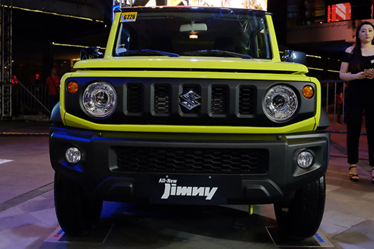 Suzuki Jimny 2019 mới cũng được trang bị hốc bánh vuông vắn để thay lốp dễ dàng hơn cũng như cản va và ốp cua bánh màu đen để gạch đá không thể làm xước màu sơn trên các tấm thân vỏ. Ngoài ra, cụm đèn pha của Suzuki Jimny 2019 được tách riêng để có thể thay thế độc lập.
