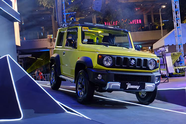 Mẫu xe giá rẻ Suzuki Jimny 2019 lần đầu tiên cập bến khu vực Đông Nam Á trong triển lãm xe quốc kế Gaikindo Indonesia 2018 diễn ra vào tháng 8 năm ngoái. Tuy nhiên, thị trường Đông Nam Á đầu tiên mà Suzuki Jimny 2019 được bày bán lại không phải là Indonesia mà là Philippines.