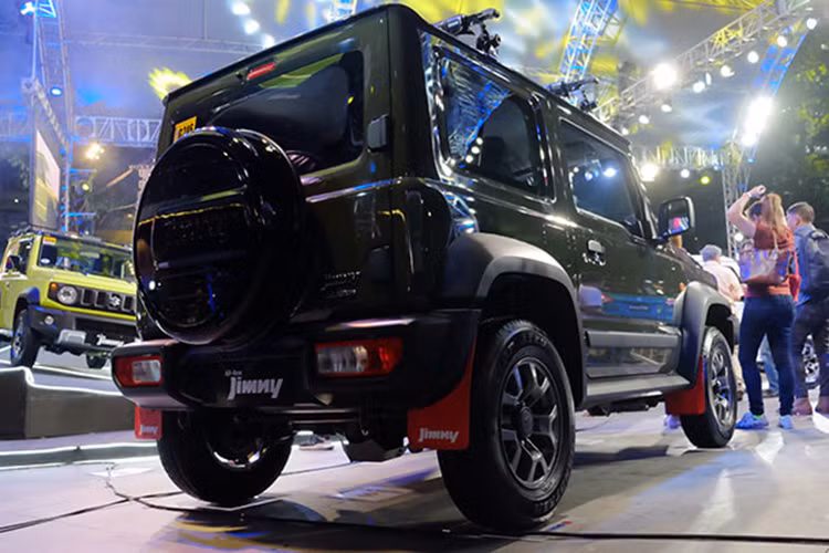 Bên ngoài, mẫu xe Suzuki Jimny 2019 sở hữu thiết kế được công nhận trên toàn cầu. Việc mẫu SUV này lọt vào danh sách những ứng cử viên cuối cùng cho giải thưởng Xe thiết kế đẹp nhất thế giới của năm 2019 (World Car Design of the Year 2019) đã phần nào chứng tỏ điều đó. 