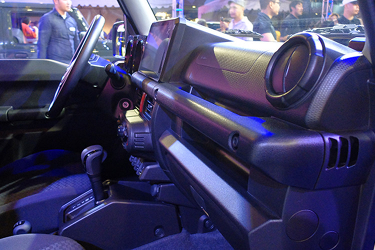 Để tăng sự thoải mái cho những người sống trong thành phố, Suzuki Jimny 2019 được trang bị ghế trước rộng hơn 70 mm và cao hơn 50 mm. Bên cạnh đó là vật liệu cách âm dày hơn để mang đến không gian nội thất yên tĩnh hơn và khoang hành lý có thể tích tăng 53 lít.