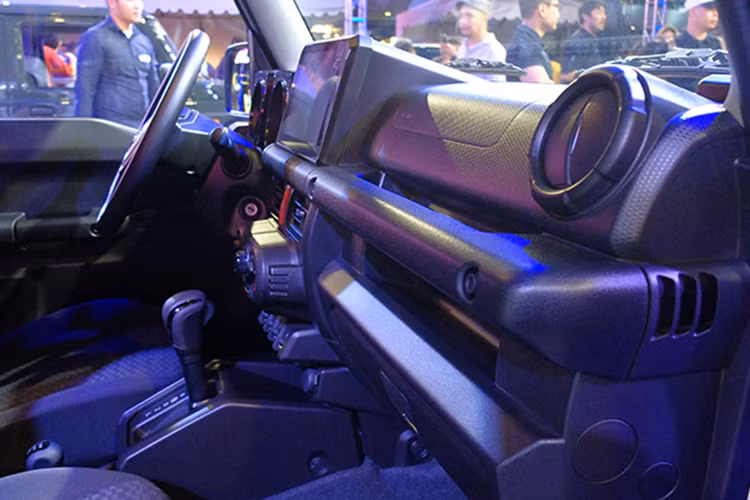 Để tăng sự thoải mái cho những người sống trong thành phố, Suzuki Jimny 2019 được trang bị ghế trước rộng hơn 70 mm và cao hơn 50 mm. Bên cạnh đó là vật liệu cách âm dày hơn để mang đến không gian nội thất yên tĩnh hơn và khoang hành lý có thể tích tăng 53 lít.