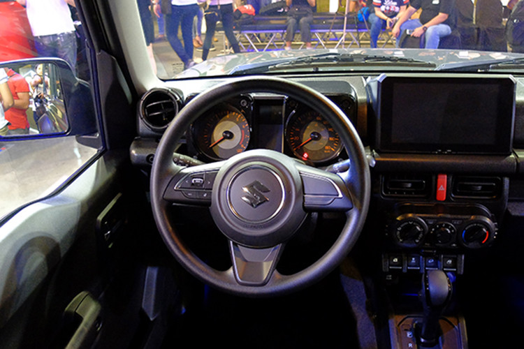 Trong khi đó, những chi tiết chức năng khác như phím bấm trên cụm điều khiển trung tâm lại có màu kim loại để dễ sử dụng. Bảng đồng hồ và những khu vực xung quanh như vô lăng đều được làm từ chất liệu chống xước, chống bạc màu nhìn trông khá bắt mắt.