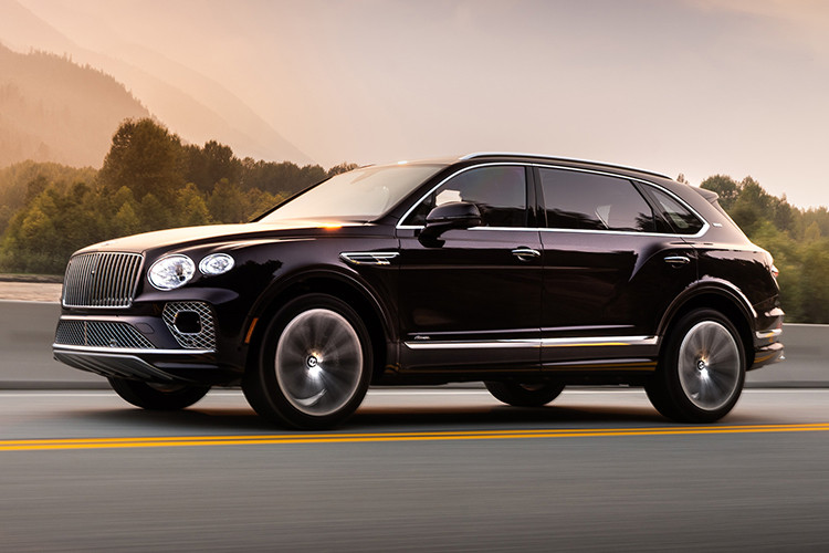 Về trang bị an toàn, Bentayga EWB là mẫu Bentley đầu tiên được trang bị tính năng đánh lái 4 bánh Electronic All Wheel Steering, giúp bán kính quay đầu giảm 7%, đạt mức 11,8 m. goài ra, xe cũng được bổ sung hệ thống kiểm soát cân bằng chủ động Bentley Dynamic Ride với các thanh cân bằng chủ động sử dụng nguồn điện 48 V.