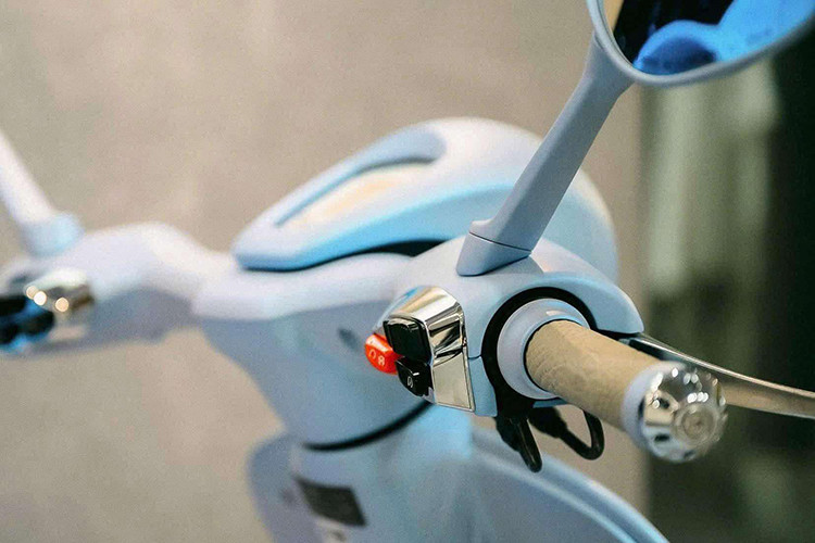 Xe sử dụng bảng đồng hồ LCD hiển thị đầy đủ thông tin vận hành. Logo rắn 3D trên Vespa 946 mạ crôm được đặt trên chắn bùn trước và nắp nhiên liệu, tạo điểm nhấn khác biệt so với các phiên bản 946 trước đó.