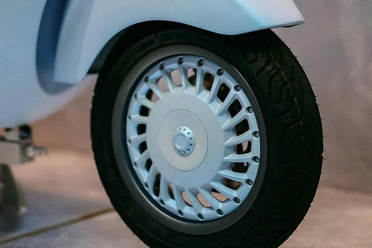 Hệ thống phanh đĩa đơn đường kính 220 mm trên cả hai bánh, đi kèm công nghệ phanh ABS hai kênh và hệ thống kiểm soát lực kéo điện tử ASR. Xe sử dụng cặp vành đúc 12 inch với lốp trước có kích thước 120/70 và lốp sau 130/70.