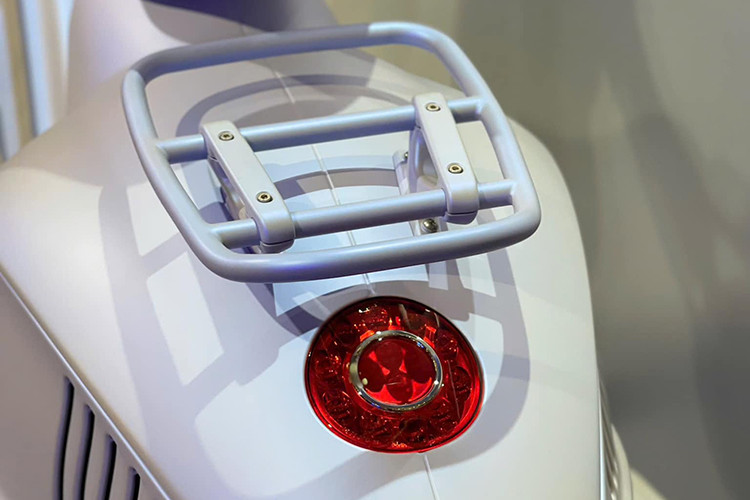 Khung xe được làm từ thép liền khối kết hợp với nhiều chi tiết bằng nhôm như vành xe, tay lái, ốp hông, chắn bùn trước, đỡ gương và đỡ yên, giúp tăng độ bền và giảm trọng lượng tổng thể.