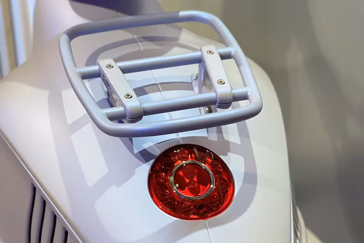 Khung xe được làm từ thép liền khối kết hợp với nhiều chi tiết bằng nhôm như vành xe, tay lái, ốp hông, chắn bùn trước, đỡ gương và đỡ yên, giúp tăng độ bền và giảm trọng lượng tổng thể.