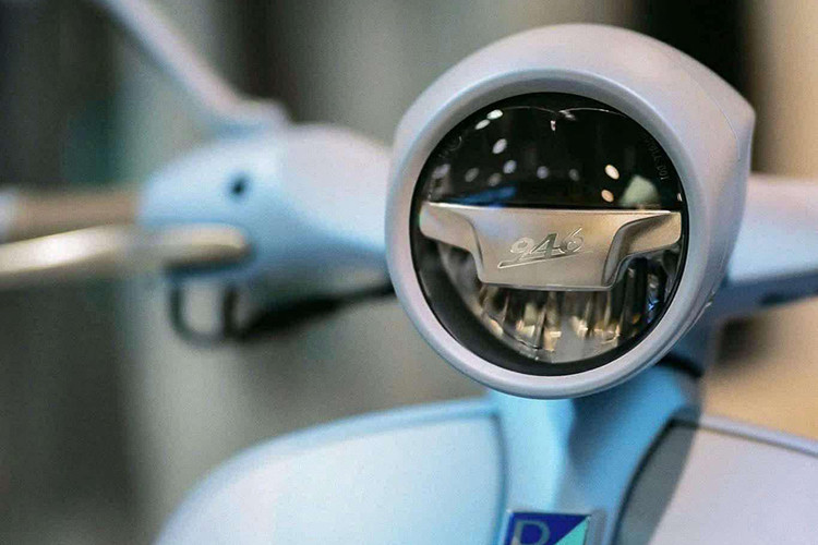 Dù sở hữu thiết kế đặc biệt, 946 Snake vẫn giữ nguyên kiểu dáng đặc trưng của dòng 946, với hệ thống đèn chiếu sáng LED toàn diện từ đèn pha, xi-nhan đến đèn hậu.