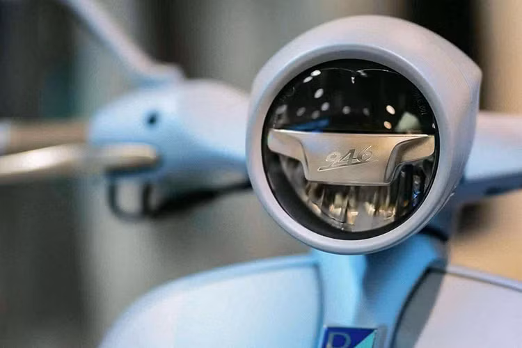 Dù sở hữu thiết kế đặc biệt, 946 Snake vẫn giữ nguyên kiểu dáng đặc trưng của dòng 946, với hệ thống đèn chiếu sáng LED toàn diện từ đèn pha, xi-nhan đến đèn hậu.