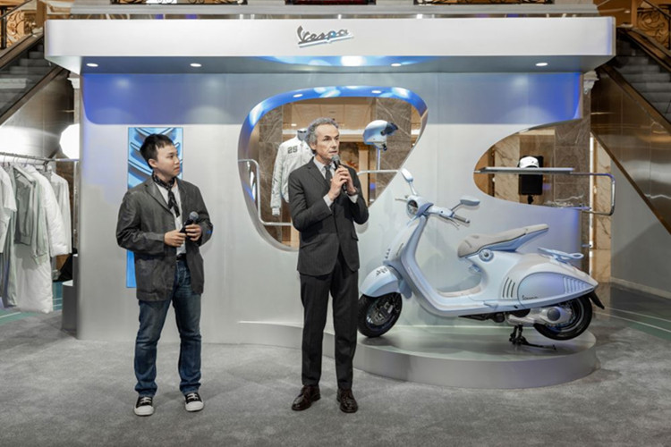 Sự giao thoa giữa Vespa 946 Snake và Vespa Snake Capsule không chỉ đánh dấu một bước tiến mới của Vespa trong thế giới phong cách, mà còn khơi nguồn cảm hứng cho những cá nhân phóng khoáng, luôn tìm kiếm sự đổi mới và khẳng định dấu ấn riêng.