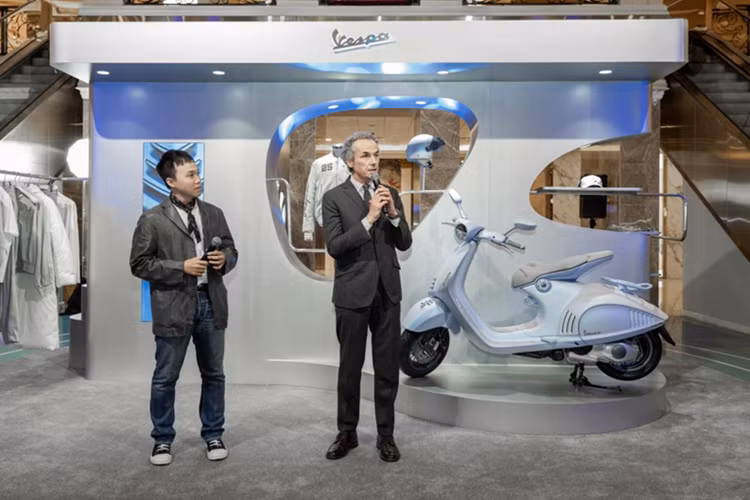 Sự giao thoa giữa Vespa 946 Snake và Vespa Snake Capsule không chỉ đánh dấu một bước tiến mới của Vespa trong thế giới phong cách, mà còn khơi nguồn cảm hứng cho những cá nhân phóng khoáng, luôn tìm kiếm sự đổi mới và khẳng định dấu ấn riêng.