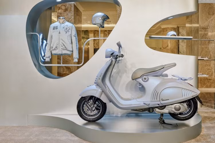 Mẫu xe ga Vespa 946 Snake 2025 được lấy cảm hứng từ cảnh quan băng giá, với dàn áo sơn màu xanh ngọc lam Azzurro độc đáo, có khả năng biến đổi theo từng góc ánh sáng. Điểm nhấn trên thân xe là họa tiết vảy rắn xuất hiện ở tay lái và yên xe.