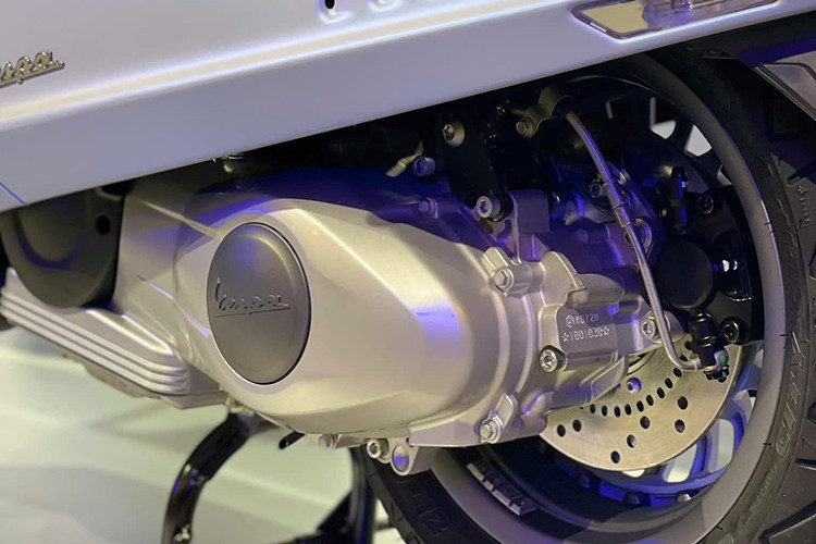 Vespa 946 Snake 2025 được trang bị động cơ xi-lanh đơn, 4 thì, dung tích 155 cc, làm mát bằng không khí và phun xăng điện tử. Bình xăng có dung tích 8 lít.