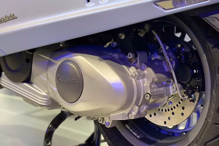 Vespa 946 Snake 2025 được trang bị động cơ xi-lanh đơn, 4 thì, dung tích 155 cc, làm mát bằng không khí và phun xăng điện tử. Bình xăng có dung tích 8 lít.