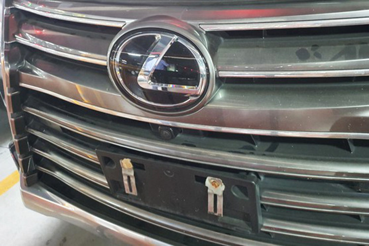 Qua kiểm tra dữ liệu, bước đầu xác định chiếc xe này lúc gắn biển xanh, lúc thì biển trắng ra vào Cảng nên công an đang tiếp tục làm việc. Trưởng phòng Hướng dẫn, đăng ký và kiểm định phương tiện cho hay, biển xanh 80A-666.6X được đăng ký vào tháng 5/2016 theo Thông tư 15 của Bộ Công an. Đến cuối năm 2016, Cục CSGT có Thông tư 64, thực hiện chỉ đạo của Thủ tướng, không cấp biển xanh cho doanh nghiệp nên thu hồi tất cả biển xanh đã cấp trước đó. (Ảnh: Vũ Phượng/Thanh Niên).