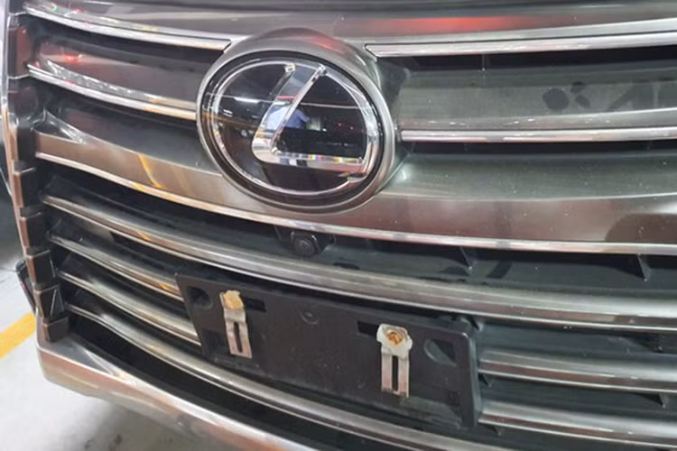 Qua kiểm tra dữ liệu, bước đầu xác định chiếc xe này lúc gắn biển xanh, lúc thì biển trắng ra vào Cảng nên công an đang tiếp tục làm việc. Trưởng phòng Hướng dẫn, đăng ký và kiểm định phương tiện cho hay, biển xanh 80A-666.6X được đăng ký vào tháng 5/2016 theo Thông tư 15 của Bộ Công an. Đến cuối năm 2016, Cục CSGT có Thông tư 64, thực hiện chỉ đạo của Thủ tướng, không cấp biển xanh cho doanh nghiệp nên thu hồi tất cả biển xanh đã cấp trước đó. (Ảnh: Vũ Phượng/Thanh Niên).