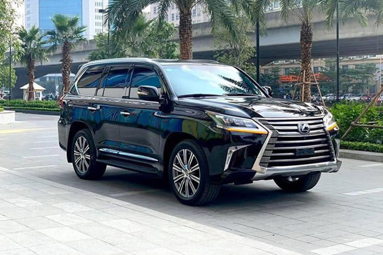 Từ khi có mặt tại thị trường ôtô Việt Nam, Lexus LX570 vẫn là một mẫu SUV hạng sang cỡ lớn được nhiều đại gia Việt quan tâm, đáng chú ý là về độ bền bỉ và giữ giá thì nó cũng luôn được đề cao. LX570 cạnh tranh với các đối thủ như Mercedes-Benz GL-Class, Audi Q7, Cadillac Escalade nhưng đối thủ lớn nhất chính là người đồng hương Infiniti QX80.