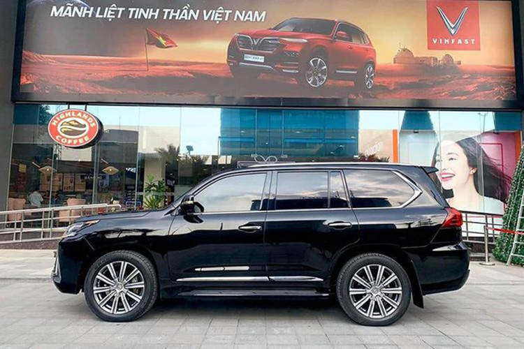 Về ngoại thất, Lexus LX570 2015 cũ có diện mạo khá bắt mắt với phần đầu xe được thiết kế góc cạnh. Các thiết kế này vẫn được Lexus sử dụng trong các thế hệ tiếp theo, dù chỉ có một vài thay đổi nhỏ ở các phiên bản nâng cấp. Nhìn chung, đây là phiên bản đánh dấu một bước chuyển mình lớn so với các thế hệ tiền nhiệm, đặc biệt là phần lưới tản nhiệt được thiết kế táo báo, cá tính không còn vẻ "cục mịch".