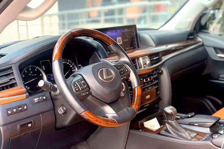Bên trong cabin, ngoài nội thất da cao cấp - bảng điều khiển trung tâm bố trí lại với các nút điều khiển liên quan tới chức năng lái bao gồm: lựa chọn chế độ lái, chức năng hỗ trợ vượt địa hình và tính năng kiểm soát ổn định thân xe được chia thành một khu vực điều khiển riêng, tách biệt. Vô lăng 3 chấu trên xe được bọc da, đi kèm tính năng nhớ vị trí.