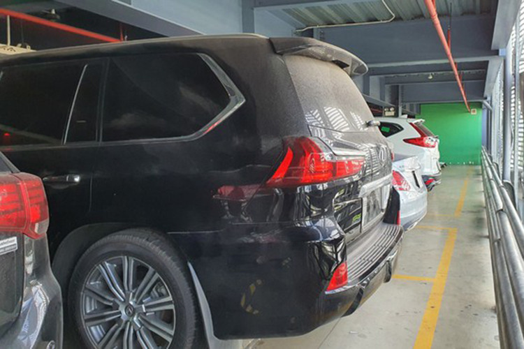 Theo báo Thanh Niên, trong khi làm việc với Cục CSGT và Đồn Công an Cảng Hàng không Tân Sơn Nhất, ban đầu chủ xe trả lời vòng vo, rối ren, không rõ ràng. Nguồn tin cũng xác nhận, biển xanh 80A-666.6X này được cấp cho một doanh nghiệp có trụ sở trên đường Lê Văn Lương, Q.Thanh Xuân, Hà Nội (như tin đã đưa trước đó). (Ảnh: Vũ Phượng/Thanh Niên).