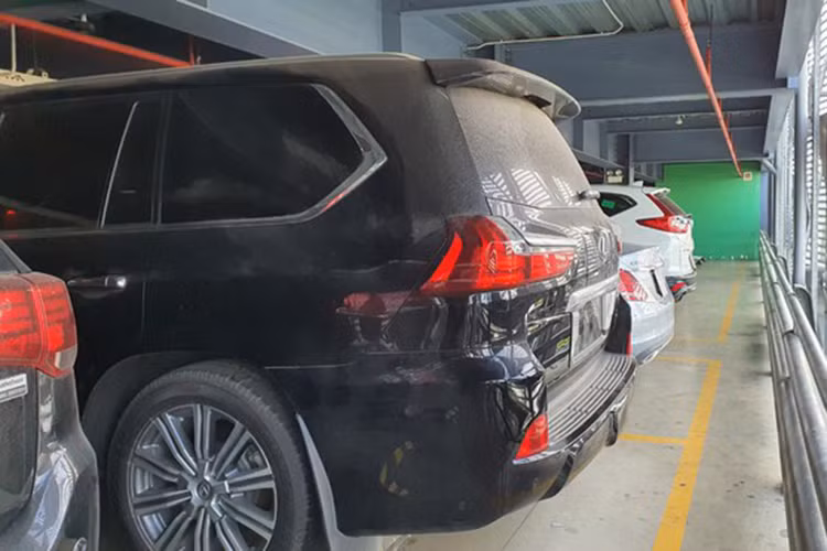 Theo báo Thanh Niên, trong khi làm việc với Cục CSGT và Đồn Công an Cảng Hàng không Tân Sơn Nhất, ban đầu chủ xe trả lời vòng vo, rối ren, không rõ ràng. Nguồn tin cũng xác nhận, biển xanh 80A-666.6X này được cấp cho một doanh nghiệp có trụ sở trên đường Lê Văn Lương, Q.Thanh Xuân, Hà Nội (như tin đã đưa trước đó). (Ảnh: Vũ Phượng/Thanh Niên).