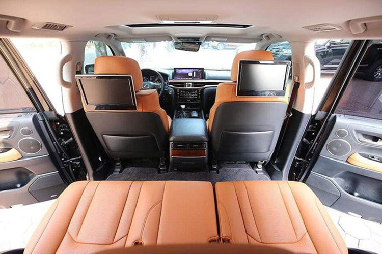 Phía sau vô lăng là cụm đồng hồ Analog loại Optitron cao cấp tốc độ cao với những chi tiết mạ bạc, đi kèm với màn hình trung tâm 4,2 inch. Chính giữa bảng taplo là màn hình 12,3 inch mới với thiết kế sắc cạnh đa chức năng. Xe cũng được tích hợp hệ thống đèn LED chiếu sáng khu vực để chân và mở cửa tự động khi chạm vào tay nắm. Hệ thống giải trí ngoài âm thanh vòm 19 loa Mark Levinson 3 chiều, còn tích hợp với tính năng Bluetooth và AV trên điện thoại di động...