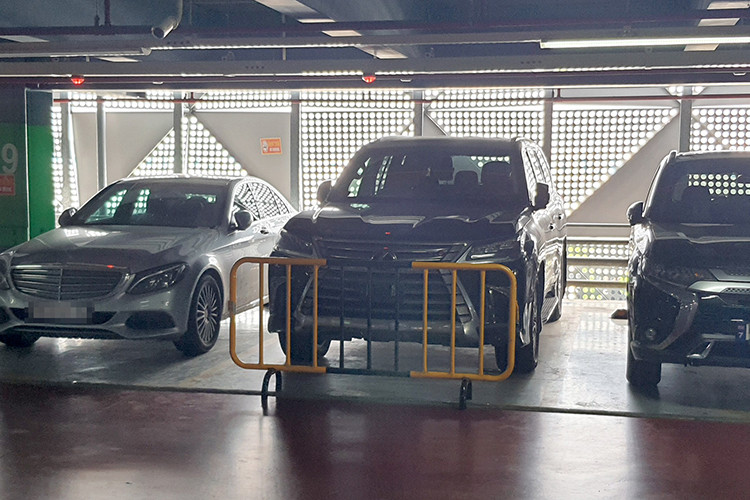 Cũng theo thông tin từ báo Thanh niên, Cục CSGT mới thu hồi được biển xanh của xe Lexus này vào tháng 5/2019. Tuy nhiên, một nguồn tin khác của Thanh Niên xác nhận, biển xanh 80A-666.6X được cấp cho xe Lexus LX570 đời 2015 màu đen. Trước đó, xe chưa từng đăng ký biển trắng. Và từ khi bị thu hồi biển xanh đến nay, chủ xe cũng chưa đi đăng ký xe lại.