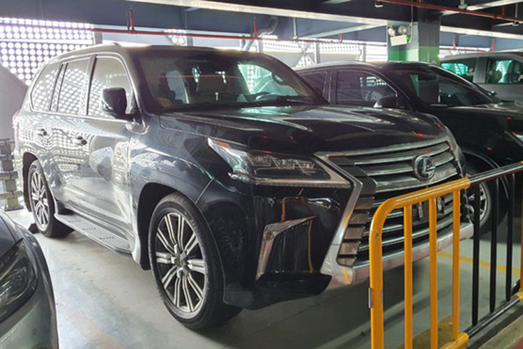 Qua tìm hiểu, chiếc xe ôtô hạng sang biển số xanh này được gửi ở bãi xe sân bay Tân Sơn Nhất từ nhiều tháng qua và không có ai đến nhận nên đã bị khóa bánh và dán bảng cảnh báo ở đầu xe. Đơn vị quản lý vận hành bãi giữ xe trong sân bay là Công ty CP đầu tư TCP. (Ảnh: Vũ Phượng/Thanh Niên).