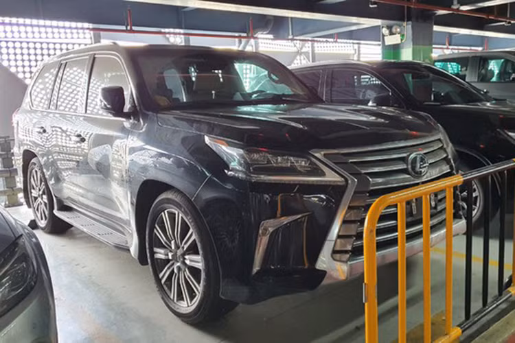 Qua tìm hiểu, chiếc xe ôtô hạng sang biển số xanh này được gửi ở bãi xe sân bay Tân Sơn Nhất từ nhiều tháng qua và không có ai đến nhận nên đã bị khóa bánh và dán bảng cảnh báo ở đầu xe. Đơn vị quản lý vận hành bãi giữ xe trong sân bay là Công ty CP đầu tư TCP. (Ảnh: Vũ Phượng/Thanh Niên).