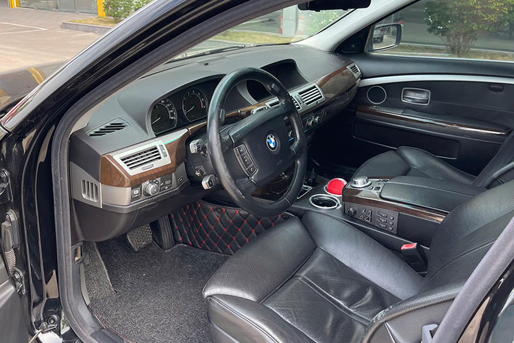 Với động cơ V8 4.8L mạnh mẽ sản sinh công suất khoảng 360 mã lực và mô-men xoắn 490 Nm, chiếc xe này dễ dàng tăng tốc từ 0-100 km/h chỉ trong 5,7 giây – một con số ấn tượng đối với một mẫu xe gần 2 tấn. Khả năng vận hành ổn định nhờ hệ dẫn động cầu sau (RWD) cùng hộp số tự động 6 cấp mang lại trải nghiệm lái mượt mà và đầy phấn khích.